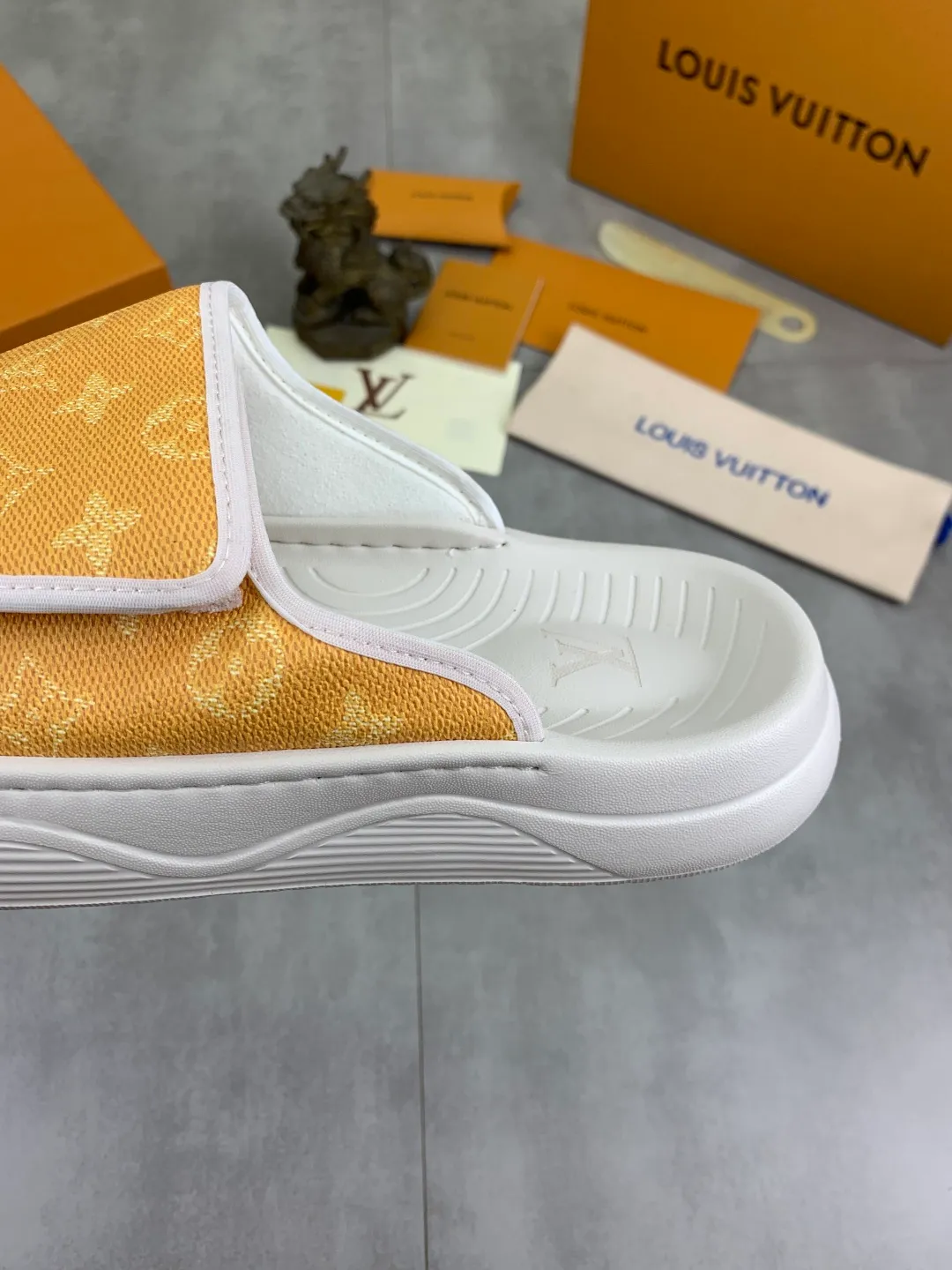 Men's shoes 💰P320💰【New style】🆘 Original quality 【LOUIS VUITTON】The popular Louis Vuitton LV men's slippers on the official website are on sale simultaneously! Original fabric imported from Italy. Original bottom provided by the original factory. Number of yards: 38-44 (customized to 45). Multiple colors to choose from. Fully packaged drawer box.